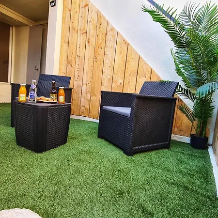 Apartment T2 Miroir Jardin Et Parking Prive *